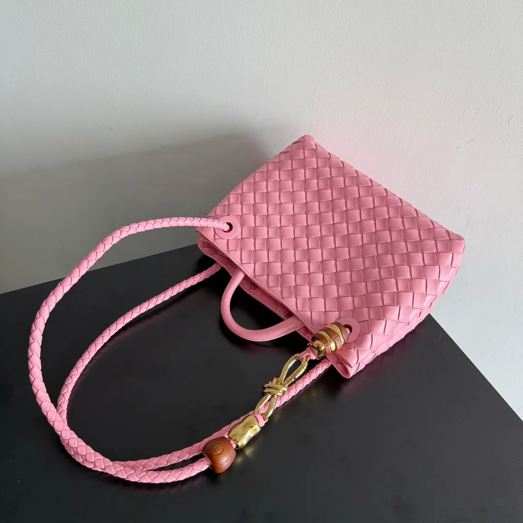The new Andiamo batch of 3060 BV is shipped‼ ️The classic intercciato weaving process is used to create a soft bag, the metal knot is made of micro-cast aluminum using jewelry technology🪢, and the decorative beads are made of metal and hand-polished oak, allowing you to jump repeatedly between elegance and fun💃, making it unpredictable. Classic and versatile, it shows off your temperament, and the bag has a large capacity, making it very convenient for daily commuting! It has a variety of carrying methods, the shoulder straps can be adjusted by yourself, the original lambskin feels soft and delicate, and the unisex style breaks gender boundaries and brings a more practical and long-lasting use experience. The Andiamo, which has both elegant and casual styles, perfectly interprets the "fashionable old money style". Style No.: 743568+Wood Hardware Color: Ribbon Pink Size: 25*22*10.5cm